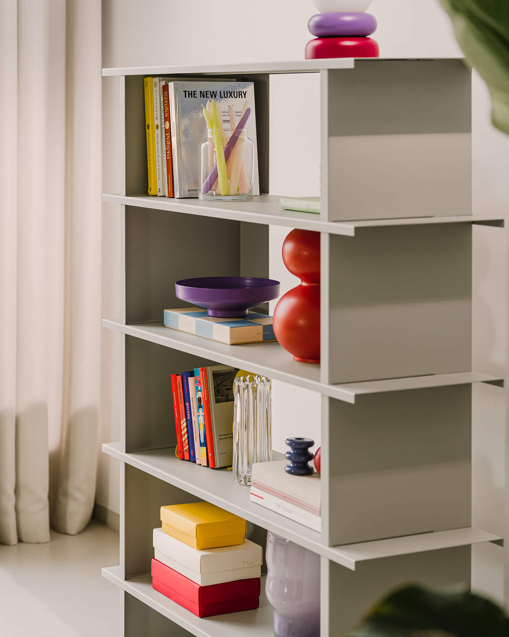 Hes Bookcase - nooma