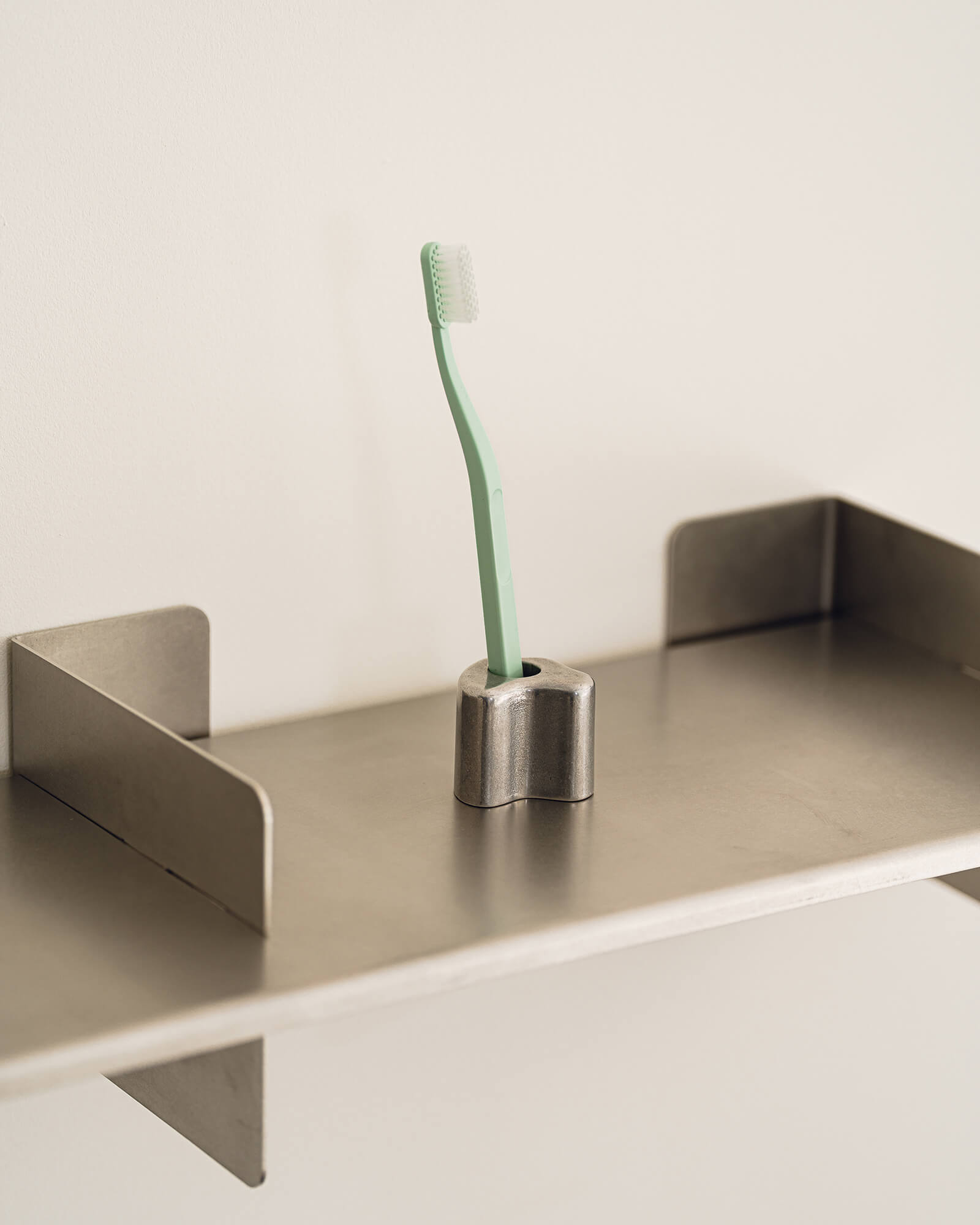Mis Toothbrush Holder - nooma